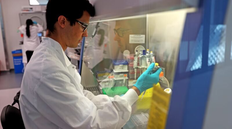 Moderna y Merck anuncian el éxito de la primera vacuna personalizada contra el melanoma y sus acciones se disparan en Bolsa