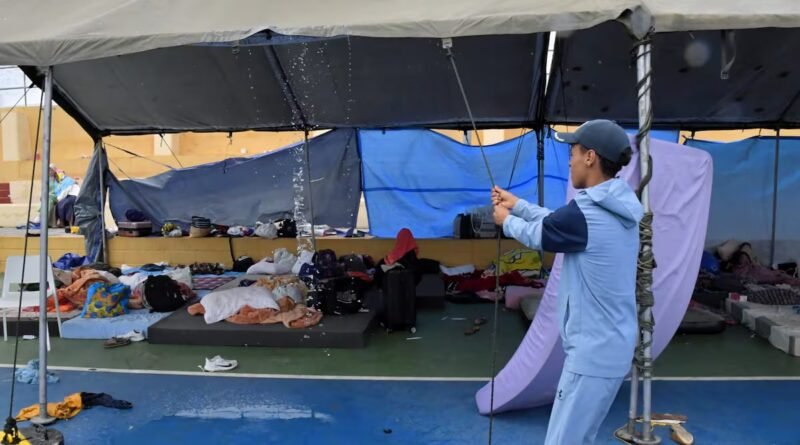 Mujeres y menores migrantes, algunas enfermas, en colchones mojados en Ceuta: “Esto es una vergüenza, son personas vulnerables”