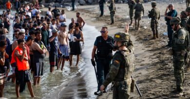 Militares españoles desplegados en la frontera de Ceuta con Marruecos en una imagen del 31 de julio.