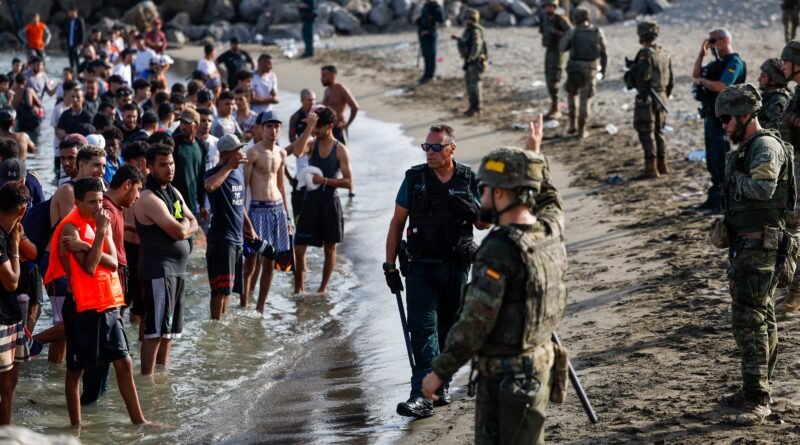 Militares españoles desplegados en la frontera de Ceuta con Marruecos en una imagen del 31 de julio.