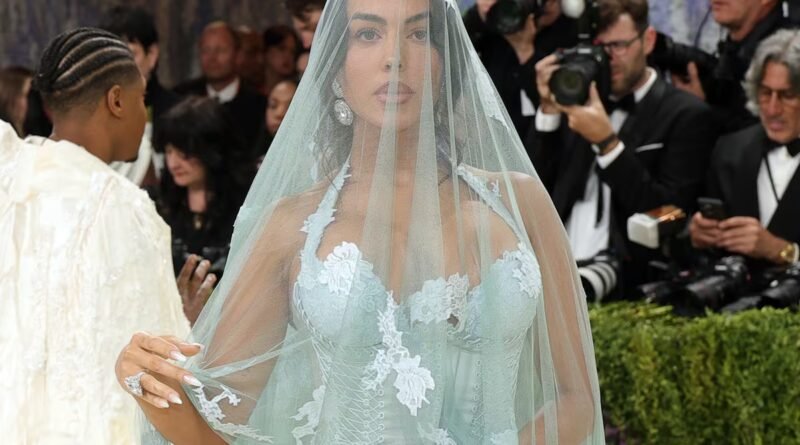 Por qué Georgina y Cristiano fueron de Gucci en su boda: el diseñador Demna Gvasalia dice que fue un sueño vestirles