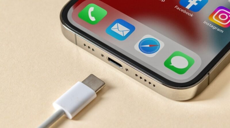Por qué los celulares dejaron de traer cargador y puerto para audífonos y qué hay detrás del cambio