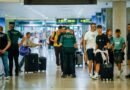 Agentes de la Guardia Civil realizan controles de pasaporte y aduana en la Terminal 1 del aeropuerto Josep Tarradellas El Prat, en Barcelona.