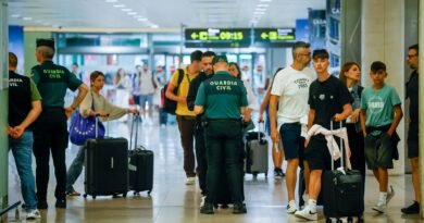 Agentes de la Guardia Civil realizan controles de pasaporte y aduana en la Terminal 1 del aeropuerto Josep Tarradellas El Prat, en Barcelona.