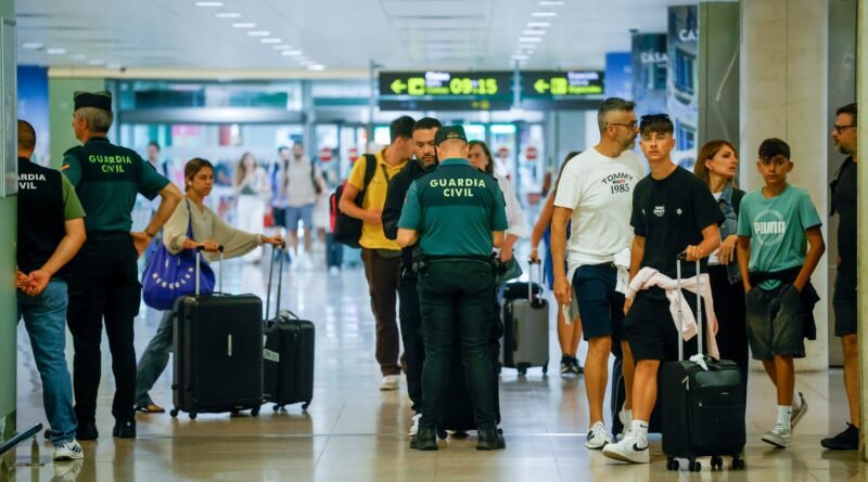 Agentes de la Guardia Civil realizan controles de pasaporte y aduana en la Terminal 1 del aeropuerto Josep Tarradellas El Prat, en Barcelona.