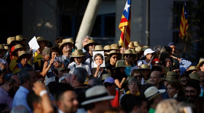 Seguidores independentistas se movilizan el 8 de agosto de 2024, durante el regreso fugaz de Carles Puigdemont a Barcelona.