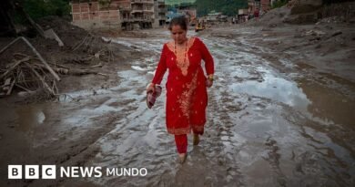 Qué causó la avalancha y otras 3 preguntas sobre la tragedia que dejó cientos de muertos y desaparecidos en Nepal y Tíbet - BBC News Mundo