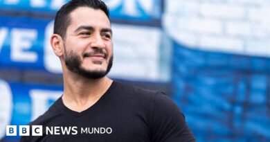 Quien es Abdul El-Sayed, el candidato musulmán de izquierda que ganó las primarias de Michigan y hace temblar al Partido Demócrata – BBC News Mundo Quien es Abdul El-Sayed, el candidato musulmán de izquierda que ganó las primarias de Michigan y hace temblar al Partido Demócrata - BBC News Mundo