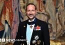 Quién es Haakon VIII, el nuevo rey de Noruega que asume la corona en tiempos turbulentos para la monarquía del país nórdico - BBC News Mundo