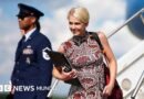 Quién es Natalie Harp, la mano derecha de Trump que está siempre al lado del presidente de EE.UU. - BBC News Mundo