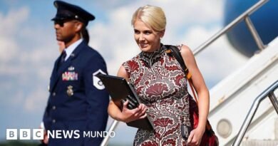 Quién es Natalie Harp, la mano derecha de Trump que está siempre al lado del presidente de EE.UU. - BBC News Mundo