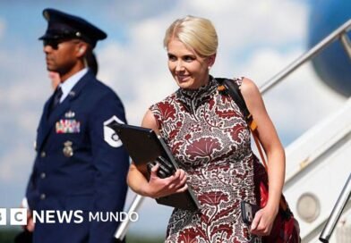 Quién es Natalie Harp, la mano derecha de Trump que está siempre al lado del presidente de EE.UU. - BBC News Mundo