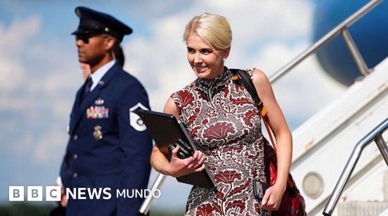 Quién es Natalie Harp, la mano derecha de Trump que está siempre al lado del presidente de EE.UU. - BBC News Mundo
