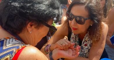 Robles consuela a los vecinos de Ceuta, que la han recibido entre gritos: “Ceuta y Melilla no se tocan. No les vamos a dejar”