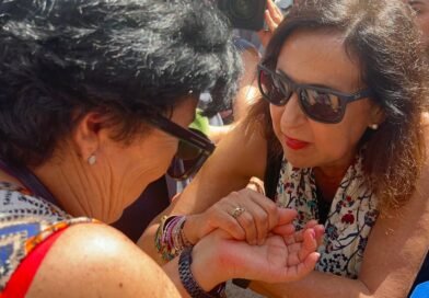 Robles consuela a los vecinos de Ceuta, que la han recibido entre gritos: “Ceuta y Melilla no se tocan. No les vamos a dejar”