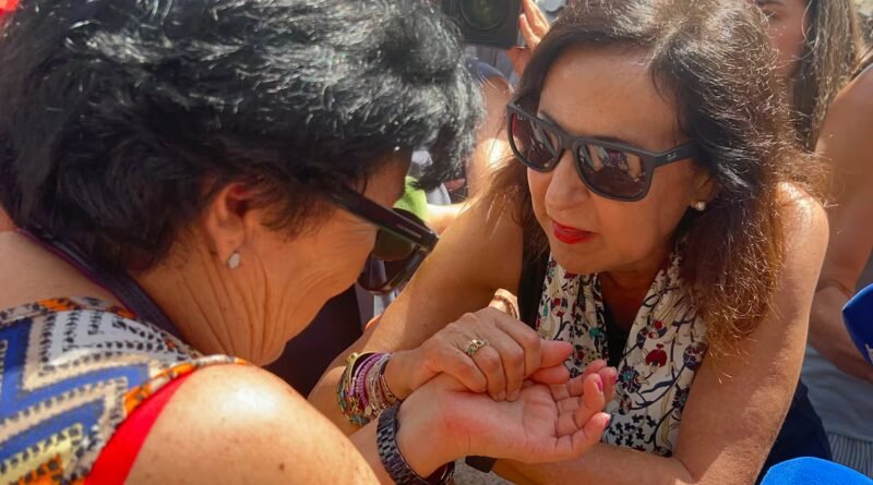 Robles consuela a los vecinos de Ceuta, que la han recibido entre gritos: “Ceuta y Melilla no se tocan. No les vamos a dejar”