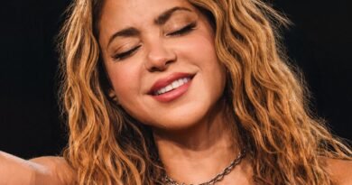 Shakira visita zona dañada por el terremoto en Colombia y promete construir colegios - RR Noticias