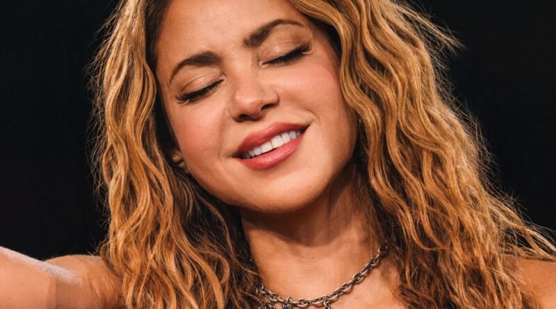 Shakira visita zona dañada por el terremoto en Colombia y promete construir colegios - RR Noticias