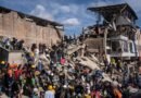 Sobre las ruinas del hotel que albergaba a los más pobres, cientos de manos cavan sin ayuda en Pereira