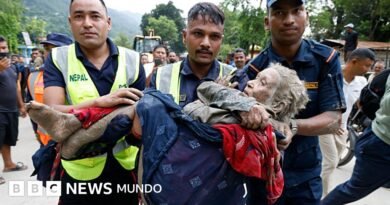 Un deslave en la frontera entre Nepal y Tíbet deja al menos 31 fallecidos y centenares de desaparecidos, entre ellos 291 turistas extranjeros - BBC News Mundo