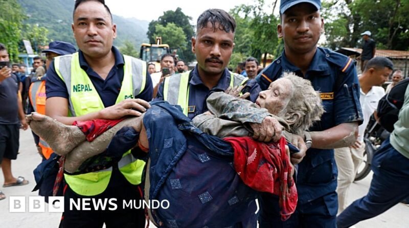 Un deslave en la frontera entre Nepal y Tíbet deja al menos 31 fallecidos y centenares de desaparecidos, entre ellos 291 turistas extranjeros - BBC News Mundo