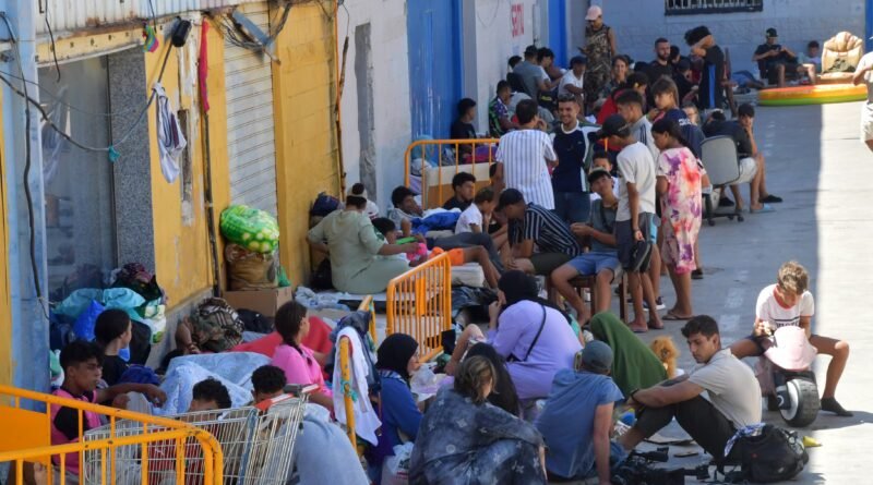 Menores y familias coviven en el poligono del Tarajal