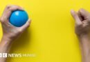4 ejercicios que ayudan a fortalecer las muñecas, una de las articulaciones más afectadas por la vida moderna - BBC News Mundo
