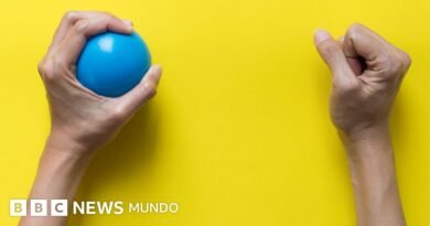 4 ejercicios que ayudan a fortalecer las muñecas, una de las articulaciones más afectadas por la vida moderna - BBC News Mundo