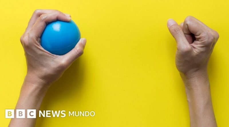 4 ejercicios que ayudan a fortalecer las muñecas, una de las articulaciones más afectadas por la vida moderna - BBC News Mundo