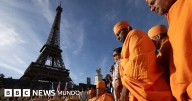 Abren una investigación después de que el personal femenino de la Torre Eiffel fuera sustituido por hombres durante una visita religiosa - BBC News Mundo