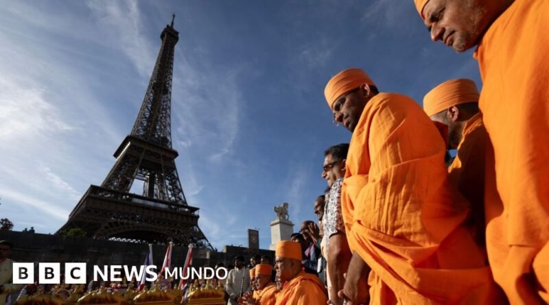 Abren una investigación después de que el personal femenino de la Torre Eiffel fuera sustituido por hombres durante una visita religiosa - BBC News Mundo