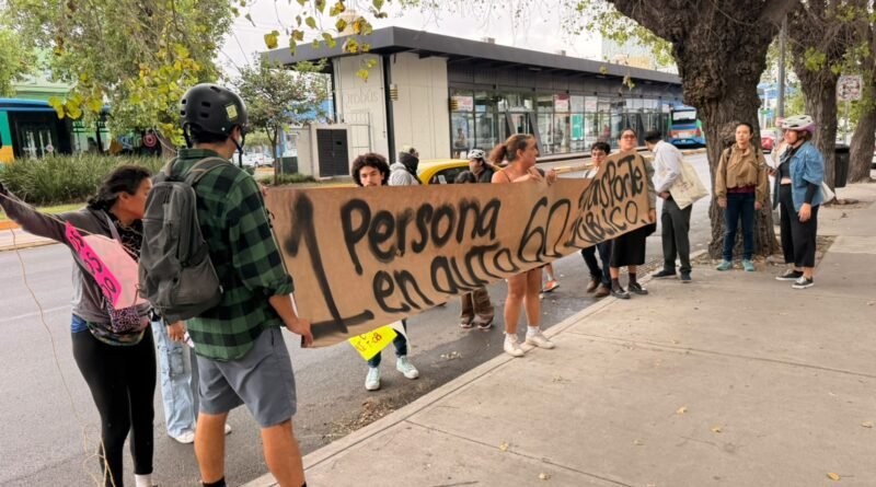 Activistas reclaman por uso de carril Qrobús para particulares - RR Noticias
