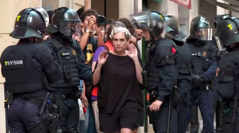 Ada Colau se asoma de nuevo a la política