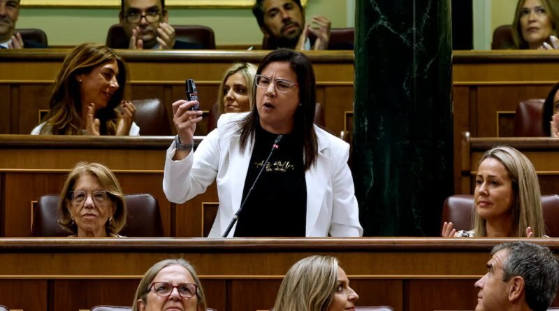 Armengol obliga a la diputada popular Ana Vázquez a abandonar el Congreso tras sacar un bote de gas pimienta