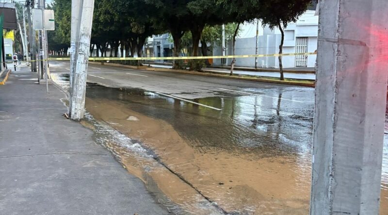 CEA controla fuga de agua en Avenida Corregidora Sur - RR Noticias