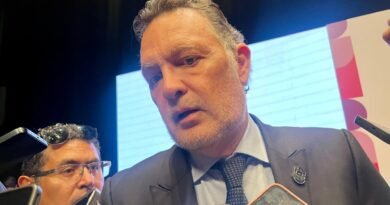 Celebra Kuri que la regulación del uso de celulares en escuelas se replique a nivel nacional - RR Noticias