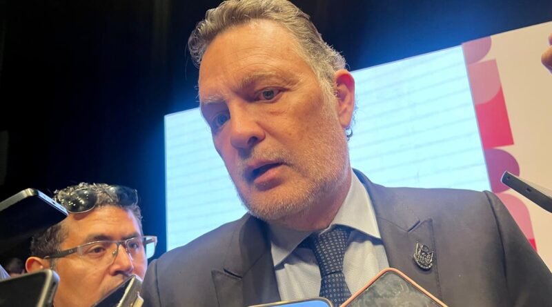 Celebra Kuri que la regulación del uso de celulares en escuelas se replique a nivel nacional - RR Noticias