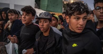 Traslado de migrantes que dormían en la calle a un espacio para acogerles, este domingo en Ceuta.