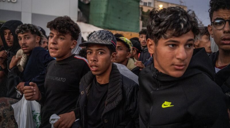 Traslado de migrantes que dormían en la calle a un espacio para acogerles, este domingo en Ceuta.