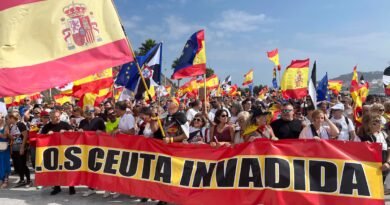Cientos de ciudadanos marchan hacia la playa del Tarajal en protesta por la crisis migratoria en Ceuta