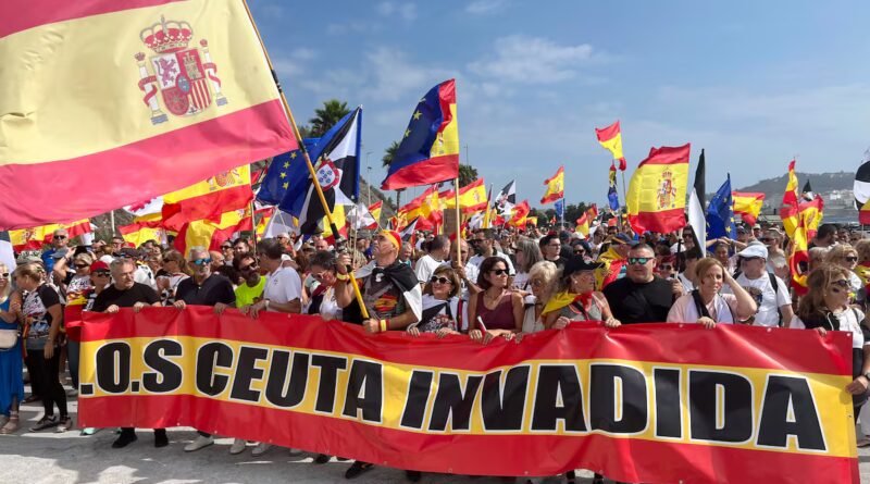 Cientos de ciudadanos marchan hacia la playa del Tarajal en protesta por la crisis migratoria en Ceuta