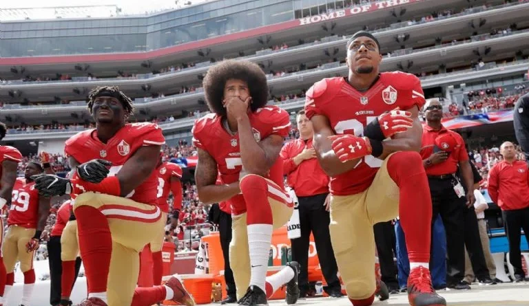 Colin Kaepernick afirma que prefiere seguir el futbol colegial antes que la NFL - RR Noticias