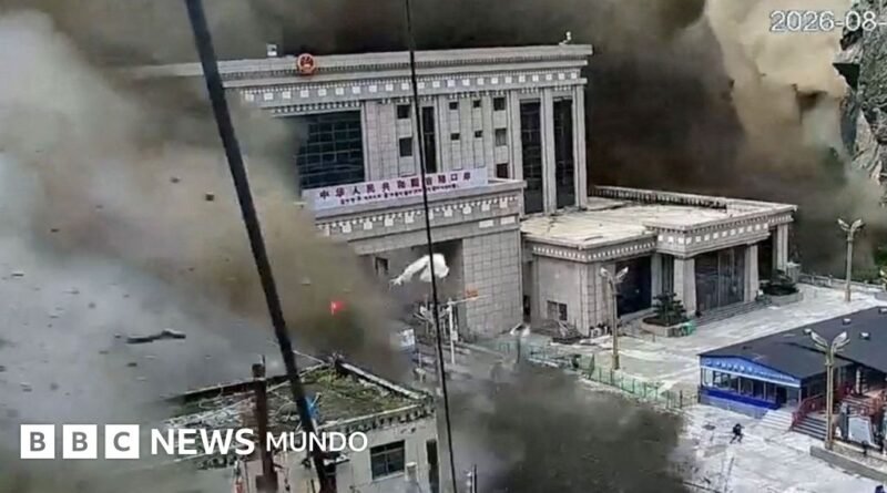 Cómo fueron los últimos minutos antes de que las inundaciones arrasaran la frontera entre Nepal y China - BBC News Mundo
