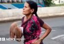 Cómo una madre que ganó una carrera descalza para poder comprar los útiles escolares de su hija se volvió viral - BBC News Mundo