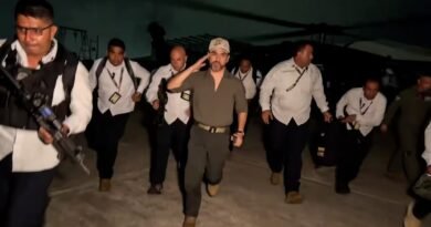Con pistola, chaleco antibalas y música épica: Abelardo de la Espriella difunde el video de su patrullaje en una Santa Marta atemorizada