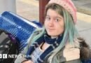 Condenan a Uber a pagar US$40 millones a la familia de una joven que murió en California después de que un conductor la abandonara en la autopista - BBC News Mundo