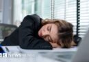 Cuál es la razón de que nos dé sueño después de almorzar (y por qué tomarse un café no es la mejor forma de espabilarse) - BBC News Mundo