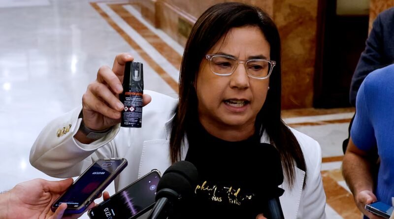 El Congreso abre un expediente sancionador a la diputada del PP Ana Vázquez por mostrar un espray de gas pimienta