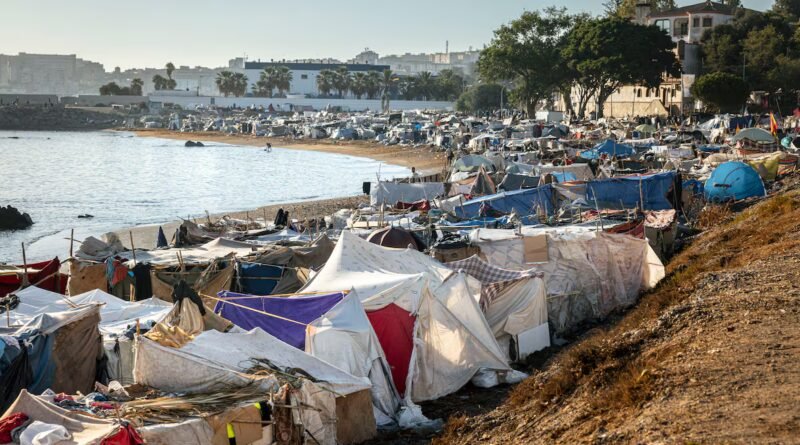 El Gobierno confía en despejar las playas de Ceuta tras desbloquear la Audiencia Nacional el traslado al puerto