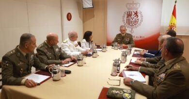El Rey reúne a Robles y la cúpula del Ejército para analizar la situación en Ceuta “desde el punto de vista de la defensa”